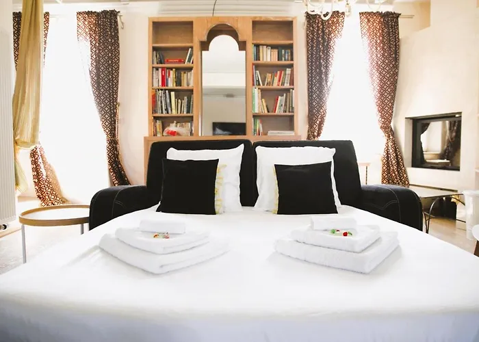 Beautiful Unique 1 Bedroom *